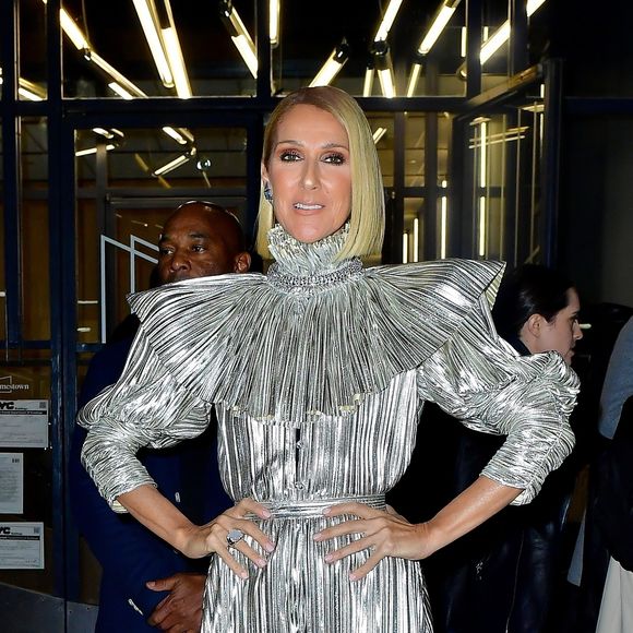 Celine Dion arbore une combinaison argentée de la marque Rodarte et des talons Gucci à la sortie de l'émission Watch What Happens Live à New York, le 14 novembre 2019 (Backgrid USA / Bestimage).