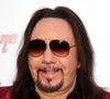 Il s'agit d'Ace Frehley, le guitariste du groupe de rock Kiss ! 

Ace Frehley lors de la 6e édition des Golden Gods Awards à Los Angeles, 23 avril 2014

Photo : Daniel Robertson / Startraks / ABACAPRESS.COM