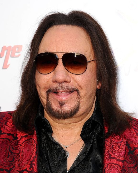 Il s'agit d'Ace Frehley, le guitariste du groupe de rock Kiss ! 

Ace Frehley lors de la 6e édition des Golden Gods Awards à Los Angeles, 23 avril 2014

Photo : Daniel Robertson / Startraks / ABACAPRESS.COM
