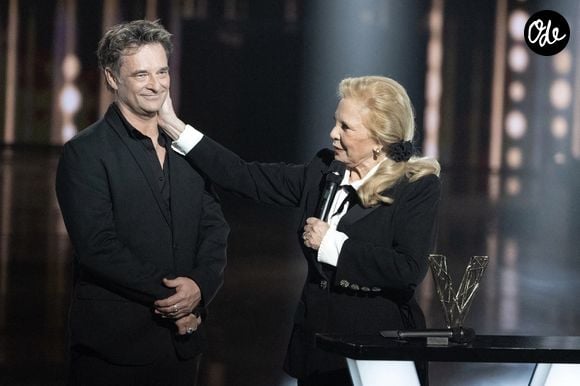 Conscient de la beauté de son fils, David Hallyday souhaite que Cameron soit plus qu'un mannequin.

Sur scène, Sylvie Vartan reçoit un prix d'honneur des mains de David Hallyday lors de la 40e cérémonie des Victoires de la Musique, à La Seine Musicale, le 14 février 2025 à Boulogne-Billancourt, en France. 

Photo de David NIVIERE/ABACAPRESS.COM