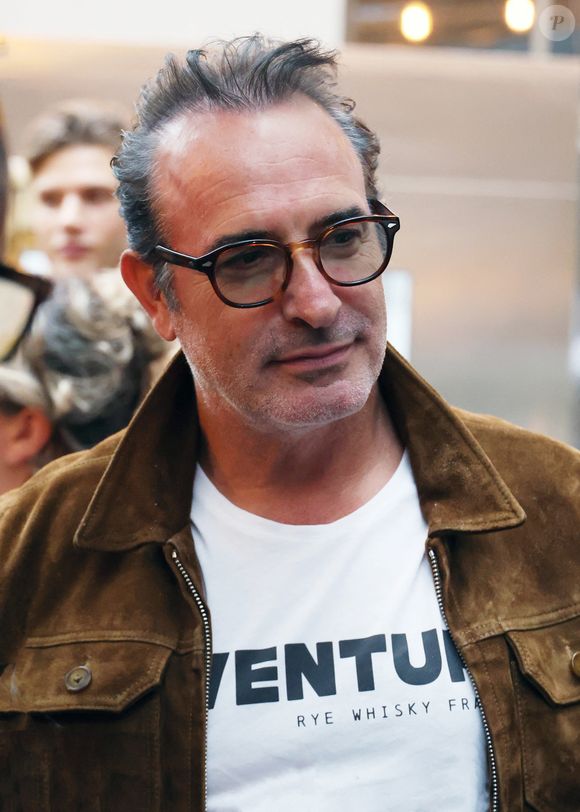 Jean Dujardin - Vernissage de l'exposition photos et du livre "La Boxe fait son cinéma" à l’hôtel Brach à Paris le 23 Septembre 2025. Ces clichés rendent hommage à plus de cinquante acteurs immortalisés dans des scènes où le noble art rencontre le 7ème art. © Denis Guignebourg/Bestimage
