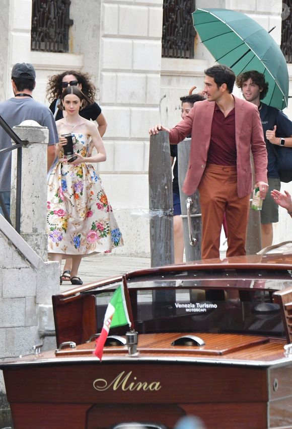 Lily Collins et Eugenio Franceschini sur le tournage d'Emily à Paris à Venise. © Backgrid UK/ Bestimage