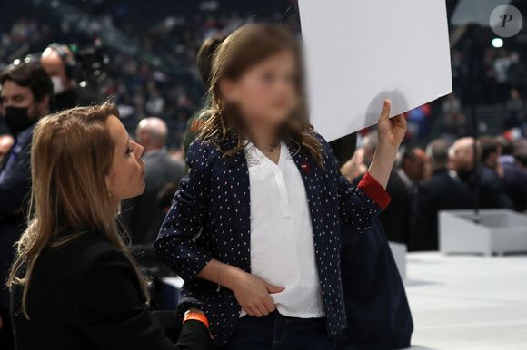 Exclusif - Tiphaine Auzière et sa fille Elise assistent au premier grand meeting du président de la République française et candidat du parti centriste La République en marche (LREM) à la réélection, Emmanuel Macron à la Défense Arena de Nanterre, France, le 2 avril 2022. © Stéphane Lemouton/Bestimage