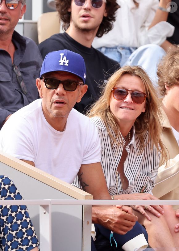 Sarah Poniatowski (Lavoine) avec son compagnon Roschdy Zem et son fils Roman dans les tribunes lors des Internationaux de France de Tennis de Roland Garros 2025. Paris, le 1er Juin 2025. © Dominique Jacovides/Bestimage