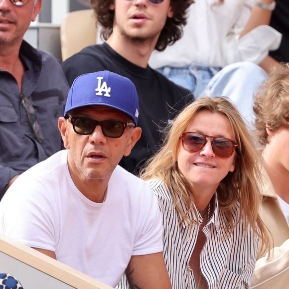 Sarah Poniatowski (Lavoine) avec son compagnon Roschdy Zem et son fils Roman dans les tribunes lors des Internationaux de France de Tennis de Roland Garros 2025. Paris, le 1er Juin 2025. © Dominique Jacovides/Bestimage