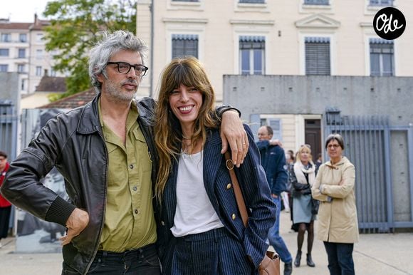 Elle évoque une femme capable de mener de front sa carrière, sa vie de famille et son engagement auprès des autres.

Lou Doillon, avec son compagnon Stéphane Manel,  présente le film Boxes réalisé par sa mère Jane Birkin lors du festival Lumière 2023 à Lyon le 22 octobre 2023.
© Sandrine Thesillat / Panoramic / Bestimage