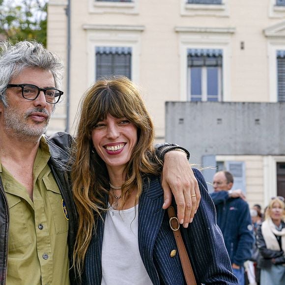 Elle évoque une femme capable de mener de front sa carrière, sa vie de famille et son engagement auprès des autres.

Lou Doillon, avec son compagnon Stéphane Manel,  présente le film Boxes réalisé par sa mère Jane Birkin lors du festival Lumière 2023 à Lyon le 22 octobre 2023.
© Sandrine Thesillat / Panoramic / Bestimage