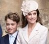 Ce bijou luxueux est composé de perles et de diamants, issus donc de la collection personnelle de l'ancienne monarque.

Kate Middleton et le prince Georges assistent à l'office annuel de Pâques à la chapelle Saint-Georges, dans l'enceinte du château de Windsor, le 5 avril 2026.

Photo : Goff / Bestimage