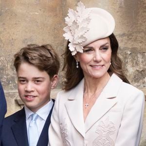 Ce bijou luxueux est composé de perles et de diamants, issus donc de la collection personnelle de l'ancienne monarque.

Kate Middleton et le prince Georges assistent à l'office annuel de Pâques à la chapelle Saint-Georges, dans l'enceinte du château de Windsor, le 5 avril 2026.

Photo : Goff / Bestimage