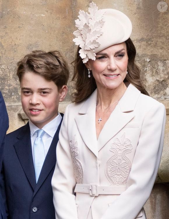 Ce bijou luxueux est composé de perles et de diamants, issus donc de la collection personnelle de l'ancienne monarque.

Kate Middleton et le prince Georges assistent à l'office annuel de Pâques à la chapelle Saint-Georges, dans l'enceinte du château de Windsor, le 5 avril 2026.

Photo : Goff / Bestimage