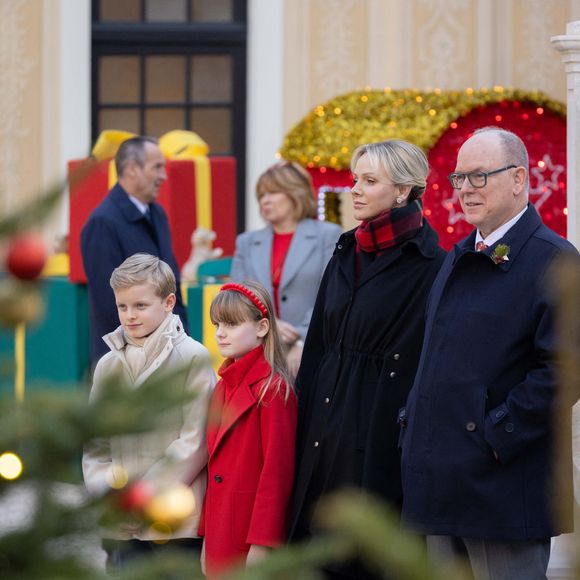 Le prince Albert II de Monaco et la princesse Charlène de Monaco, Le prince Jacques de Monaco, marquis des Baux, La princesse Gabriella de Monaco, comtesse de Carladès - La famille princière de Monaco offre les traditionnels cadeaux de Noël aux enfants monégasques dans la Cour du Palais Princier, le 18 décembre 2024. 
© Olivier Huitel / Pool Monaco / Bestimage