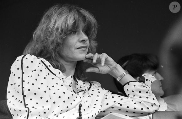 Sa mère, Élisabeth, s’est un jour confiée sur un épisode qu’elle estime déterminant dans cette trajectoire.

Archive - Elisabeth Depardieu aux vendanges des vignes du clos Montmartre à Paris, France, le 4 octobre 1982. © Jean-Claude Woestelandt/Bestimage