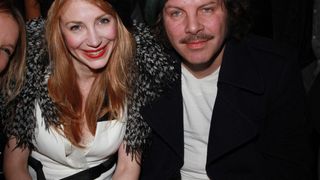 Ce geste que fait Philippe Katerine avant de s'endormir auprès de Julie Depardieu est loin d'être habituel