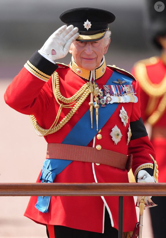 Pour l'héritier de Charles III,

Le roi Charles III d'Angleterre - Les membres de la famille royale britannique au balcon de Buckingham Palace lors de la cérémonie Trooping the Colour à Londres, le 14 juin 2025.
© Jams Whatling / Bestimage