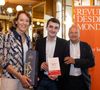 La remise du Prix de la Revue des Deux Mondes s'est déroulée le 2 juin au Bistrot de Paris.

Exclusif - Aurélie Julia, directrice de La Revue des Deux Mondes, Arnaud Miranda, Marc Ladreit de Lacharrière - Le prix de la Revue des Deux Mondes est décerné cette année à A.Miranda pour son livre "Les Lumières sombres" paru aux éditions Gallimard. Il a été remis au lauréat par la directrice de "La Revue des Deux Mondes", A.Julia, et son propriétaire M.L.deLacharrière, lors d’une cérémonie au Bistrot de Paris, en présence d’une centaine d’invités.  ©Tiphaine Lebely / Bestimage