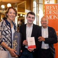 Marc Ladreit de Lacharrière bien entouré dans un bel établissement Parisien pour remettre un prix toujours très attendu
