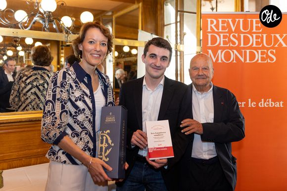 La remise du Prix de la Revue des Deux Mondes s'est déroulée le 2 juin au Bistrot de Paris.

Exclusif - Aurélie Julia, directrice de La Revue des Deux Mondes, Arnaud Miranda, Marc Ladreit de Lacharrière - Le prix de la Revue des Deux Mondes est décerné cette année à A.Miranda pour son livre "Les Lumières sombres" paru aux éditions Gallimard. Il a été remis au lauréat par la directrice de "La Revue des Deux Mondes", A.Julia, et son propriétaire M.L.deLacharrière, lors d’une cérémonie au Bistrot de Paris, en présence d’une centaine d’invités.  ©Tiphaine Lebely / Bestimage