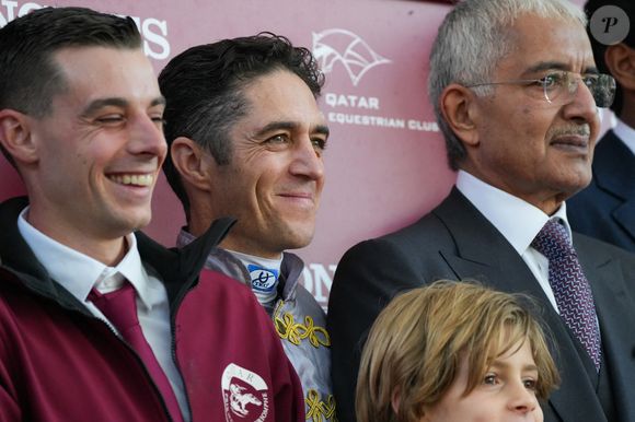 Christophe Soumillon est arrivé à la deuxième place, sous les yeux très fiers de sa famille. 

Christophe Soumillon, HH Sheikh Abdullah bin Khalifa Al Thani - 104ème édition du Qatar Prix de l’Arc de Triomphe à l'hippodrome Paris Longchamp le 5 octobre 2025. © Anne-Sophie Guebey/Bestimage