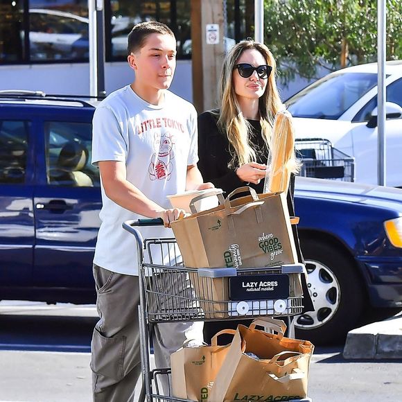 Angelina Jolie et son fils Knoxà Lazy Acres, Los Angeles le 2 mai 2025 ©Backgrid USA / Bestimage