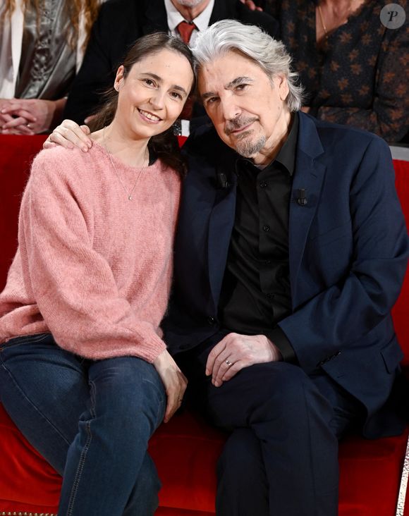 Pourtant le mari de Luana va bien rechanter sur scène ce 21 novembre 2025, à l'occasion d'une émission spéciale qui lui sera consacrée sur France 3, 

Serge Lama et son épouse Luana Santonino - Enregistrement de l'émission "Vivement dimanche" au studio Gabriel à Paris le 23 janvier 2024, diffusée le 11 février 2024 sur France 3. 
© Guillaume Gaffiot / Bestimage