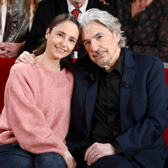 Pourtant le mari de Luana va bien rechanter sur scène ce 21 novembre 2025, à l'occasion d'une émission spéciale qui lui sera consacrée sur France 3, 

Serge Lama et son épouse Luana Santonino - Enregistrement de l'émission "Vivement dimanche" au studio Gabriel à Paris le 23 janvier 2024, diffusée le 11 février 2024 sur France 3. 
© Guillaume Gaffiot / Bestimage