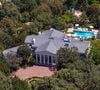 D’une valeur de 175 millions de dollars, elle a une particularité qui fait qu’il est impossible de ne pas la remarquer au premier coup d’œil : son immense haie de plusieurs mètres de haut.

EXCLUSIVITÉ À Beverly Hills, Californie. Vues aériennes de la propriété de Jeff Bezos à Beverly Hills. La vaste propriété bénéficie d'un parc parfaitement entretenu et d'une vue imprenable. La résidence du milliardaire continue d'attirer l'attention dans ce quartier exclusif.
17/08/2025 © Backgrid USA / Bestimage