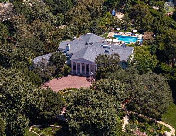 D’une valeur de 175 millions de dollars, elle a une particularité qui fait qu’il est impossible de ne pas la remarquer au premier coup d’œil : son immense haie de plusieurs mètres de haut.

EXCLUSIVITÉ À Beverly Hills, Californie. Vues aériennes de la propriété de Jeff Bezos à Beverly Hills. La vaste propriété bénéficie d'un parc parfaitement entretenu et d'une vue imprenable. La résidence du milliardaire continue d'attirer l'attention dans ce quartier exclusif.
17/08/2025 © Backgrid USA / Bestimage