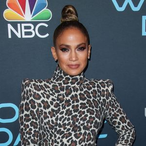 À 56 ans, Jennifer Lopez affiche toujours un corps athlétique qui fascine le public à chacune de ses apparitions.
Jennifer Lopez - Photocall du jury pour le concours de danse télévisé 'World of Dance' au Saban Media Center à New York.
Backgrid USA / Bestimage