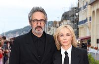 Chaque semaine, Léa Salamé fait le bonheur de ses auditeurs en animant son émission sur France Inter. En ce début de semaine, la compagne de Raphaël Glucksmann a d'ailleurs eu l'honneur de pouvoir s'entretenir avec Emmanuelle Béart... Un moment propice pour dévoiler le rituel de son mari en lien avec l'animatrice. Explications !

(France Inter YouTube / Coadic Guirec/Bestimage).
