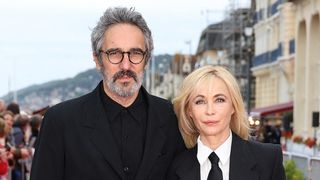 Pourquoi Emmanuelle Béart "maudit tous les matins" Léa Salamé ? Son mari impliqué…