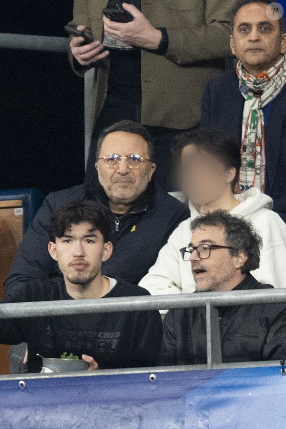 Arthur et son fils Aaron - Célébrités dans les tribunes du quart de finale de la Ligue des Nations de l'UEFA 2025 "France - Croatie (2-0 / tab 5-4)" au Stade de France à Saint-Denis le 23 mars 2025. © Cyril Moreau/Bestimage