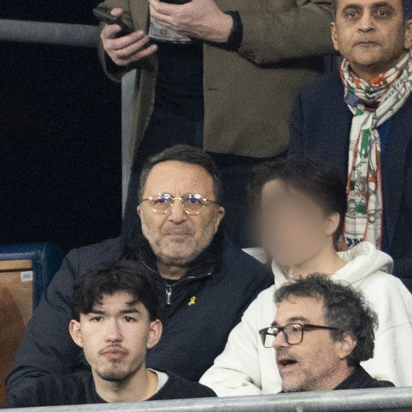 Arthur et son fils Aaron - Célébrités dans les tribunes du quart de finale de la Ligue des Nations de l'UEFA 2025 "France - Croatie (2-0 / tab 5-4)" au Stade de France à Saint-Denis le 23 mars 2025. © Cyril Moreau/Bestimage