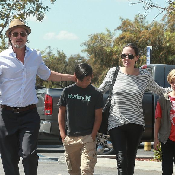 J'aimerais que ma famille ait plus d'intimité", a confié l'icône. "Bien sûr, être artiste signifie avoir une vie publique, mais mes enfants devraient pouvoir y échapper"

Exclusif - Brad Pitt et Angelina Jolie font du shopping avec leurs enfants Shiloh et Pax à Glendale. Le 10 juillet 2015 (FAMEFLYNET / BESTIMAGE).