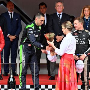 Mais à peine les trophées remis, la femme du prince Albert s'est éclipsée comme l'explique "point de vue" 
La princesse Charlene de Monaco et les vainqueurs durant le Monaco E-Prix 2025, Round 7, le 4 mai 2025. Le pilote Sébastien Buemi a remporté la course devant Oliver Rowland suivi par Nick Cassidy C'est la 8eme édition du Monaco E-prix. A l’occasion de la 11eme saison du Championnat du Monde ABB FIA Formula E, les monoplaces de 3eme génération ont parcouru les rues de la Principauté. © Bruno Bebert/Bestimage