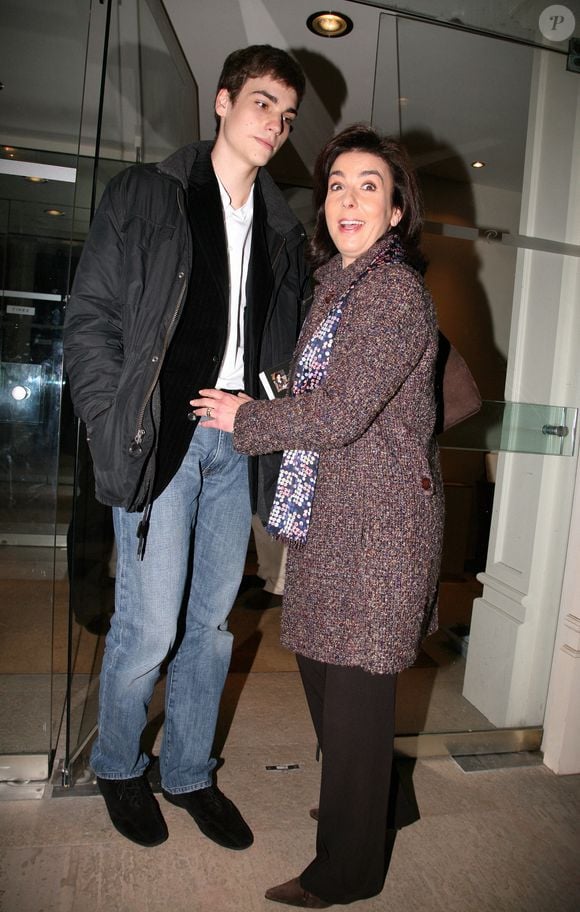 Carole Amiel, veuve de l'acteur Yves Montand, et son fils Valentin arrivent au Pavillon Gabriel pour l'enregistrement de l'émission 'Vivement Dimanche' de Michel Drucker à Paris, France, le 15 novembre 2006. Photo Denis Guignebourg/Abaca