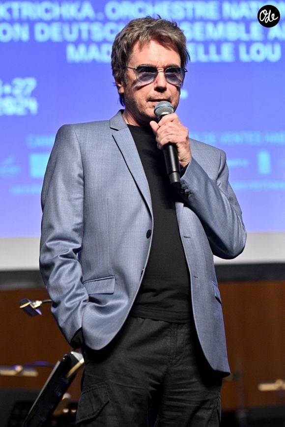 Jean Michel Jarre durant la soirée d'ouverture du MIDEM+24, salle Debussy au Palais des Festivals à Cannes, le 24 janvier 2024. D.Lisnard, le maire de Cannes, entouré de J.M.Jarre et B.Désveaux, le directeur général du groupe Hopscotch, ont lancé cette soirée avant que les parrains S.Copeland et Y.Alade déclarent officiellement le MIDEM+24 ouvert. C'est l'orchestre national de Cannes dirigé par P.A.Valade avec à la flute F.Bontron et Y.Deutsch à la guitare qui a débuté les concerts qui vont se succéder jusqu'au 27 janvier. Le MIDƐM+ est le rendez-vous incontournable de l’industrie musicale, dans sa nouvelle formule initiée par la ville de Cannes et le Palais des Festivals et des Congrès, rassemble toute la profession. Ce salon est aussi une grande fête pour le grand public avec des concerts, des DJ sets et des show cases.
© Bruno Bebert / Bestimage # MIDEM+24 opening night at the Palais des Festivals in Cannes. On January 24th 2024 | 00647570