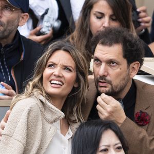 Éric Antoine et sa compagne Gennifer Demey en tribunes lors des Internationaux de France de Tennis de Roland Garros 2025, à Paris, France, le 7 juin 2025. © Cyril Moreau/Bestimage