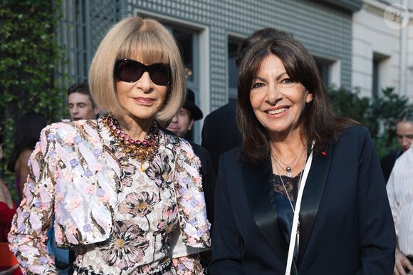 Anna Wintour et la maire de Paris Anne Hidalgo au cocktail Vogue World dans les jardins du palace Ritz Paris en amont du défilé de mode Vogue World Paris Haute-Couture automne-hiver 2024/2025 lors de la Fashion Week de Paris, France, le 24 juin 2024. © Tiziano Da Silva/Bestimage