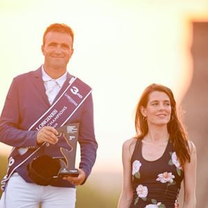 Olivier Perreau et Charlotte Casiraghi pendant la remise du Prix CSI5 lors de la 12ème édition Longines Paris Eiffel Jumping au pied de la Tour Eiffel sur le Champ-de-Mars à Paris, le 20 juin 2026.

© Perusseau / Veeren / Bestimage