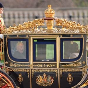 Le roi Charles III arrive au palais de Buckingham avec l'émir du Qatar, le cheikh Tamim bin Hamad Al Thani, et son épouse, la cheikha Jawaher, après une cérémonie d'accueil à Horse Guards Parade pour leur visite d'État au Royaume-Uni, le mardi 3 décembre 2024.