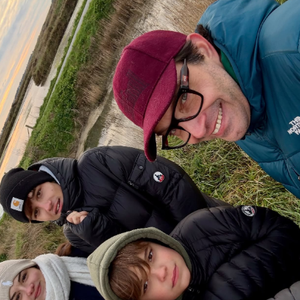 Elodie Gossuin profite d'un séjour familial en Bretagne.