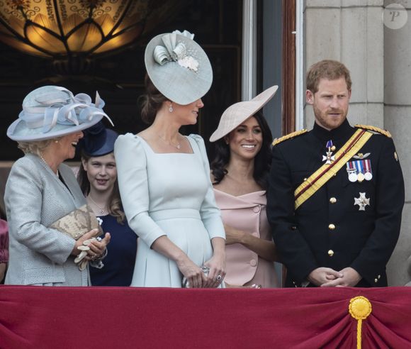 Camilla Parker Bowles, duchesse de Cornouailles, Louise Mountbatten-Windsor (Lady Louise Windsor), le prince Harry, duc de Sussex, Meghan Markle, duchesse de Sussex, le prince William, duc de Cambridge, Catherine (Kate) Middleton, duchesse de Cambridge - Les membres de la famille royale britannique lors du rassemblement militaire "Trooping the Colour"  (le "salut aux couleurs"), célébrant l'anniversaire officiel du souverain britannique. Londres, le 9 juin 2018.