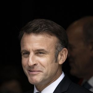 Emmanuel Macron, président de la République Française, et la Première dame Brigitte Macron, à la sortie du bureau de vote lors du deuxième tour des élections législatives au Touquet, ke 7 juillet 2024.
© Eliot Blondet/Pool/Bestimage