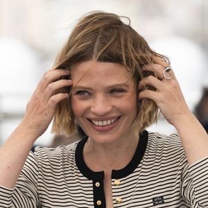 Si Mélanie Thierry affiche une ligne impeccable du haut de son mètre 60 et de ses 50 kg,

Mélanie Thierry - Photocall de "Connemara" lors du 78ème Festival International du Film de Cannes.
© Jacovides/Moreau/Bestimage