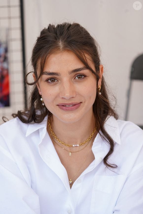Et c'est en collaboration avec l'un de ses frères qu'elle se lance dans l'aventure. 

Alexandra Favalli lors de la 13ème édition du festival Les Héros de la Télé de Beausoleil, le 11 octobre 2025.
© Anne-Sophie Guebey / Bestimage