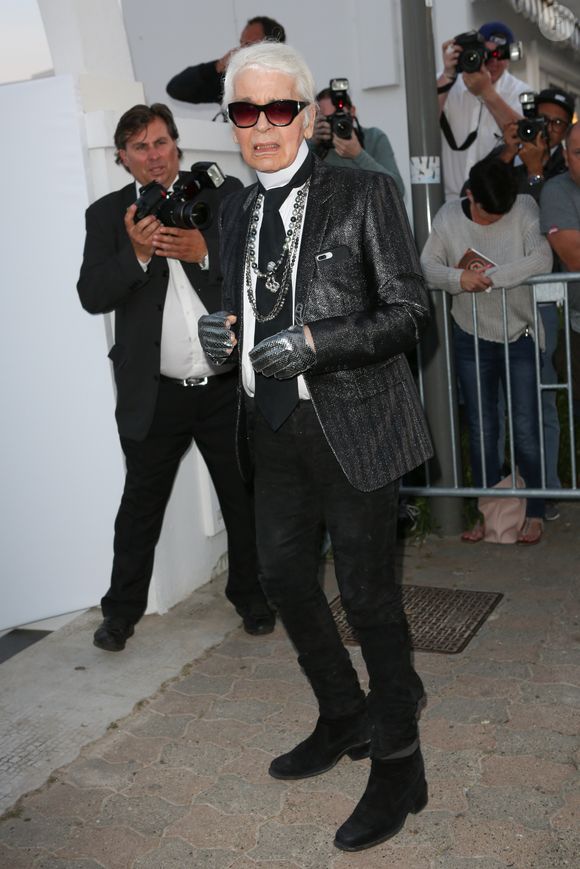 Karl Lagerfeld arrive au restaurant "Tetou" pour le dîner annuel caritatif Vanity Fair-Chanel lors du 70ème Festival International du Film de Cannes, le 24 mai 2017. Agence / Bestimage