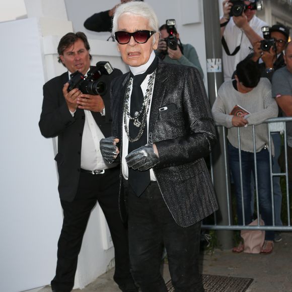 Karl Lagerfeld arrive au restaurant "Tetou" pour le dîner annuel caritatif Vanity Fair-Chanel lors du 70ème Festival International du Film de Cannes, le 24 mai 2017. Agence / Bestimage
