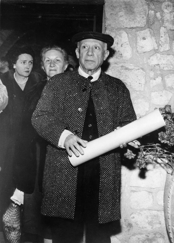 Le 24 février 1957 - Paris, France - L'artiste PABLO PICASSO a reçu le titre de citoyen d'honneur d'Antibos lors d'une cérémonie au Musée Girmaldi.  (Image : ? Keystone Press Agency/ZUMA Press Wire)