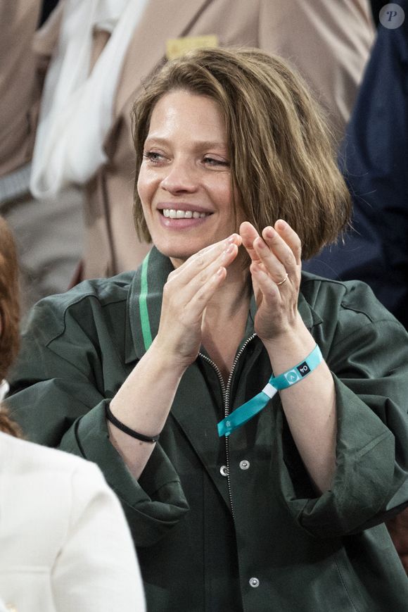 La maman de trois enfants est une adepte de la gym tonique, 

Mélanie Thierry dans les tribunes lors des Internationaux de France de Tennis de Roland Garros 2025, à Paris, France, le 4 juin 2025. © Jacovides-Moreau/Bestimage