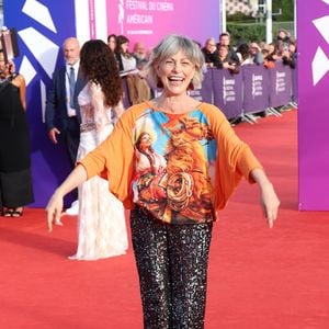 Un look qui tranche avec les tenues de convenance des tapis rouges, et qui a surtout tapé dans l'oeil des internautes. 

Lio lors de l'ouverture de la 52ème édition du Festival du Cinema Américain de Deauville, France, le 4 septembre 2026. 

© Denis Guignebourg/Bestimage